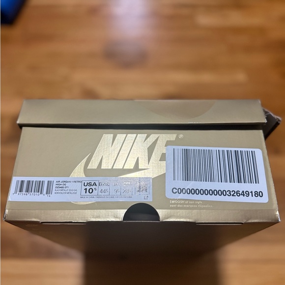 Nike Jordan Retro 1 Men's Black and Gold Sneakers - Picture 5 of 5